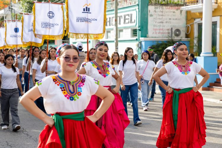 Estefanía Mercado encabezó en Playa del Carmen el desfile por el 216 aniversario de la Independencia de México