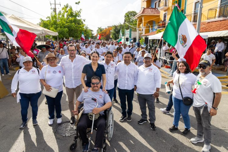 Estefanía Mercado encabezó en Playa del Carmen el desfile por el 216 aniversario de la Independencia de México