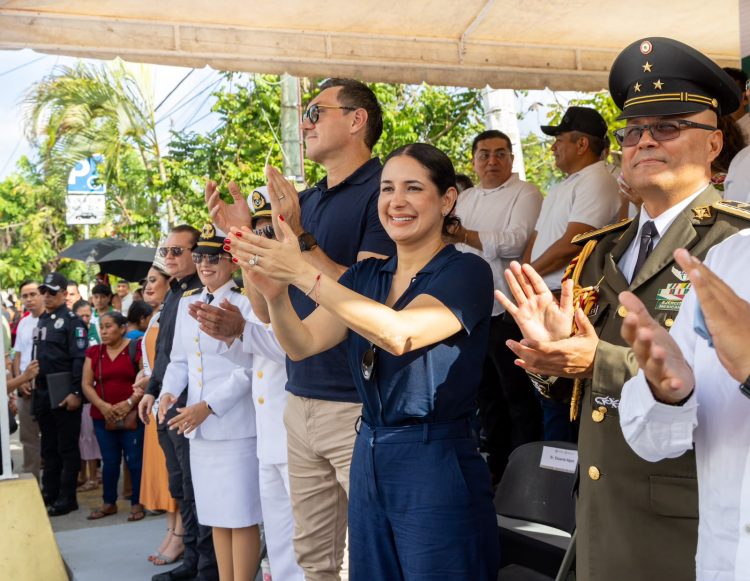 Estefanía Mercado encabezó en Playa del Carmen el desfile por el 216 aniversario de la Independencia de México