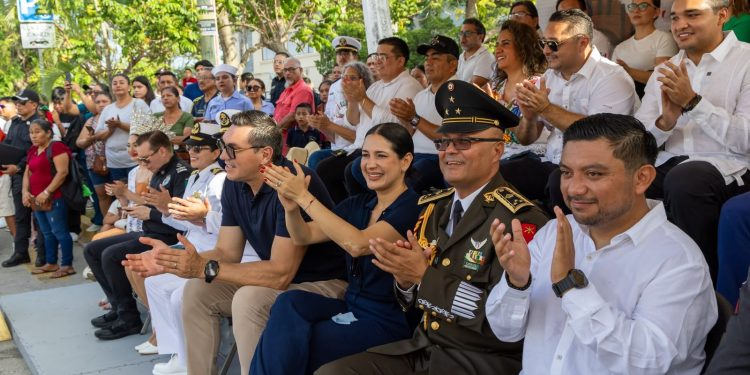 Estefanía Mercado encabezó en Playa del Carmen el desfile por el 216 aniversario de la Independencia de México