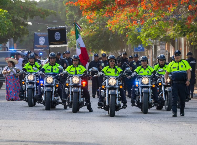 Estefanía Mercado encabezó en Playa del Carmen el desfile por el 216 aniversario de la Independencia de México