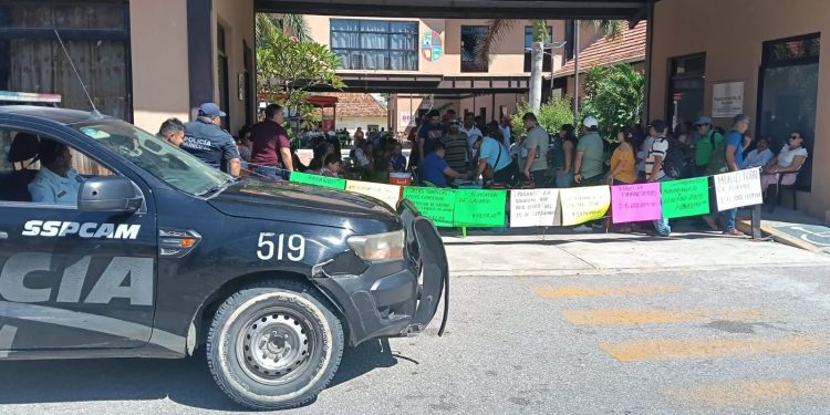Crisis en Palizada: Ayuntamiento en quiebra y trabajadores en paro de brazos caídos