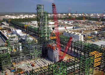 Refinería en Dos Bocas protege a México del alza global de gasolinas, afirma Javier May