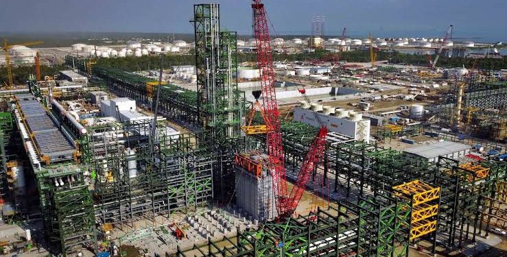 Refinería en Dos Bocas protege a México del alza global de gasolinas, afirma Javier May