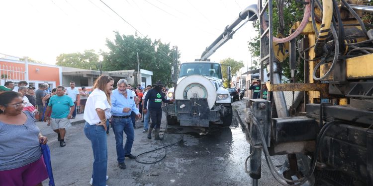 Cecilia Patrón supervisa trabajos de desazolve y drenaje en el Centro Histórico y colonias de Mérida