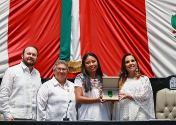 Entregan medalla al mérito Mujer Indígena Maya “María Petrona Uicab” a Deira Jiménez Balam