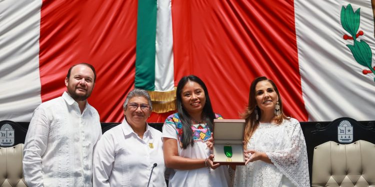 Entregan medalla al mérito Mujer Indígena Maya “María Petrona Uicab” a Deira Jiménez Balam