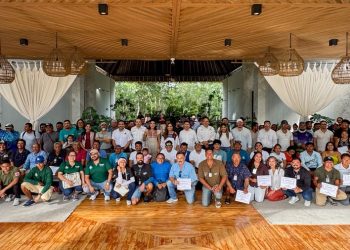 Entregan Mara Lezama y Josefina Rodríguez, titular de SECTUR, primeras 195 de credenciales a prestadores de servicios del Parque del Jaguar