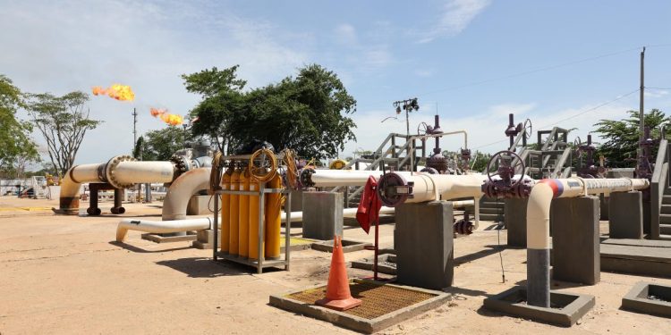 Pemex anuncia incremento temporal en la actividad de quemadores por trabajos en el Área de Trampas Agave