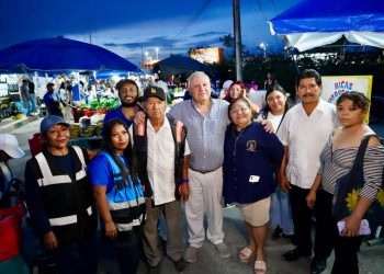 Rafa Marín convive con tianguistas de Prado Norte