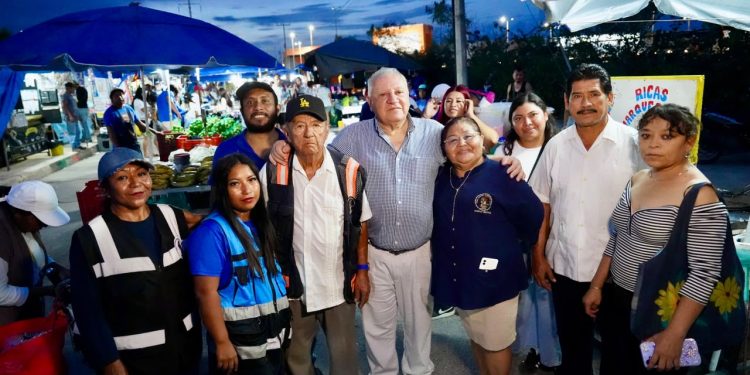 Rafa Marín convive con tianguistas de Prado Norte