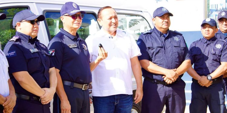 Lázaro Cardenas cae y Nivardo Mena se enriquece a costa de la seguridad de ciudadanos, sus ligas criminales lo exhiben.