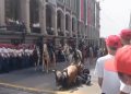 Un agente de la policía montada resulta lesionado tras caída de su caballo durante el desfile en Cuernavaca