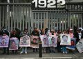 Familias de los 43 de Ayotzinapa se manifiestan ante la SCJN a doce años de la desaparición forzada