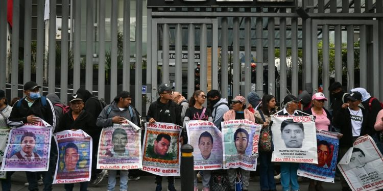Familias de los 43 de Ayotzinapa se manifiestan ante la SCJN a doce años de la desaparición forzada