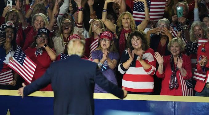 Trump promete cheques de 5 mil dólares si los republicanos retienen el Congreso; analizan su legalidad y viabilidad fiscal