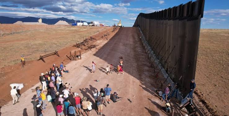 Inicia en Arizona la construcción de un nuevo tramo de muro fronterizo en territorio de la tribu Tohono O’odham
