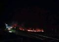 Se reaviva incendio de pastizales en el acceso a Macuspana