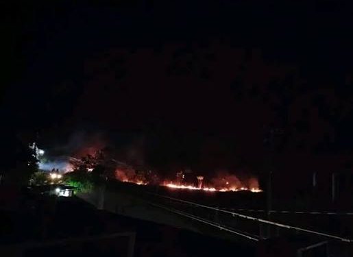 Se reaviva incendio de pastizales en el acceso a Macuspana