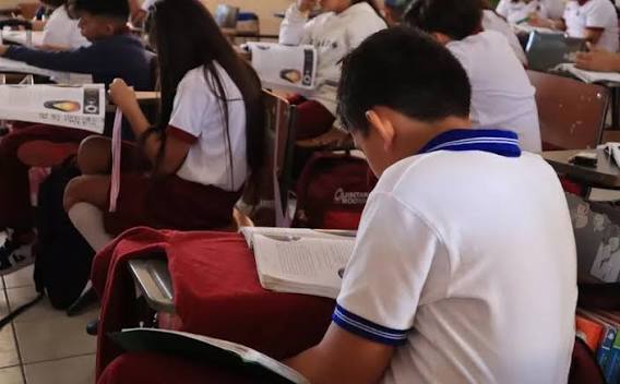 Padres de familia respaldan la prohibición de teléfonos celulares en educación básica