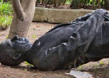 Integrantes del SME decapitan y vandalizan la estatua de Felipe Calderón en el Complejo Cultural Los Pinos