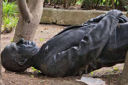 Integrantes del SME decapitan y vandalizan la estatua de Felipe Calderón en el Complejo Cultural Los Pinos