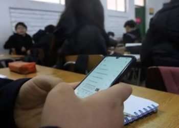 Plantean en el Congreso de la CDMX prohibir el uso de celulares en escuelas primarias y secundarias