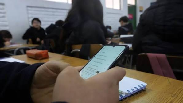 Plantean en el Congreso de la CDMX prohibir el uso de celulares en escuelas primarias y secundarias