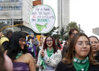 Cientos de mujeres se movilizan en Bogotá en defensa del derecho al aborto en Colombia