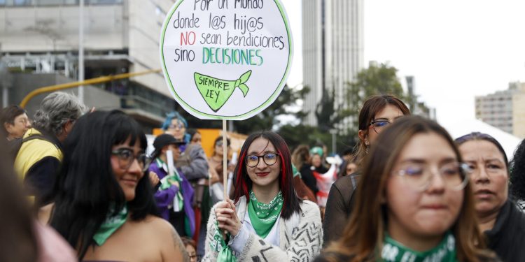 Cientos de mujeres se movilizan en Bogotá en defensa del derecho al aborto en Colombia