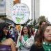 Cientos de mujeres se movilizan en Bogotá en defensa del derecho al aborto en Colombia