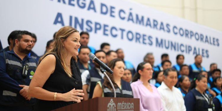 Mérida fortalece la transparencia municipal con la entrega de 57 cámaras corporales a inspectores