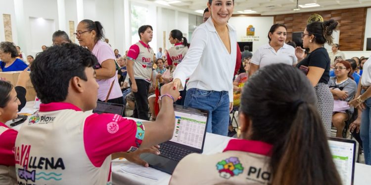 Estefanía Mercado entrega apoyos alimentarios de “Playa Llena, Corazón Contento”