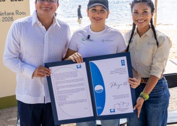 Estefanía Mercado encabeza izamiento Blue Flag; Playa del Carmen refrenda 15 distintivos para la temporada 2026-2027