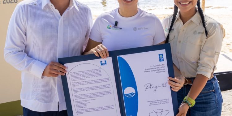 Estefanía Mercado encabeza izamiento Blue Flag; Playa del Carmen refrenda 15 distintivos para la temporada 2026-2027