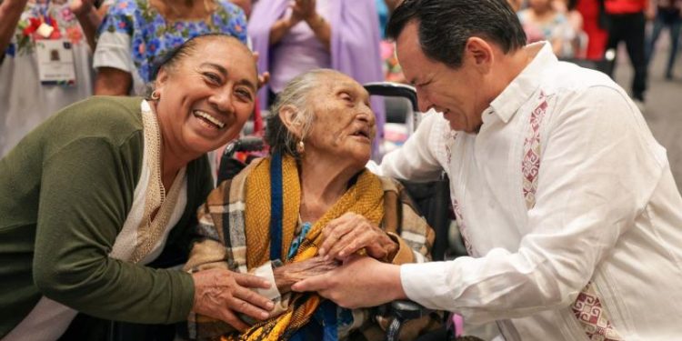 Gobierno la reconoce: 313 parteras tradicionales de 58 municipios recibirán 3 mil pesos cada bimestre