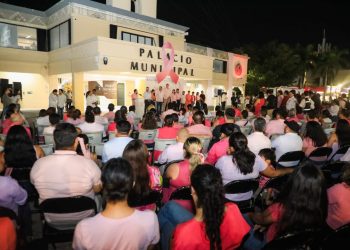 Estefanía Mercado enciende de rosa el Palacio Municipal y llama a prevenir el cáncer de mama