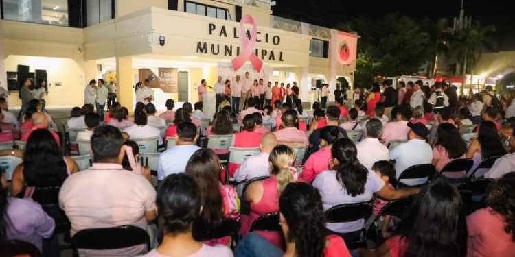 Estefanía Mercado enciende de rosa el Palacio Municipal y llama a prevenir el cáncer de mama