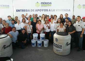 Encabeza Cecilia Patrón entrega de tinacos, pintura e impermeabilizante subsidiados