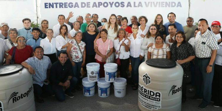 Encabeza Cecilia Patrón entrega de tinacos, pintura e impermeabilizante subsidiados