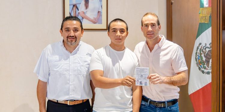 Ayuntamiento de Tulum entrega cartillas del Servicio Militar Nacional y promueve la responsabilidad cívica