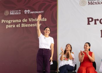 Estefanía Mercado acompaña entrega de 288 viviendas y un centro comunitario en Puerto Aventuras