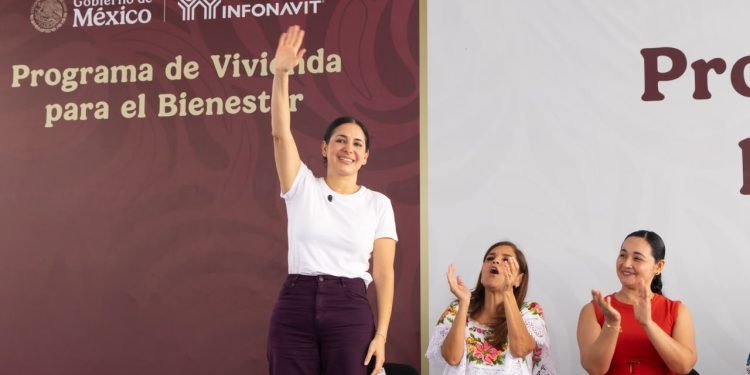 Estefanía Mercado acompaña entrega de 288 viviendas y un centro comunitario en Puerto Aventuras