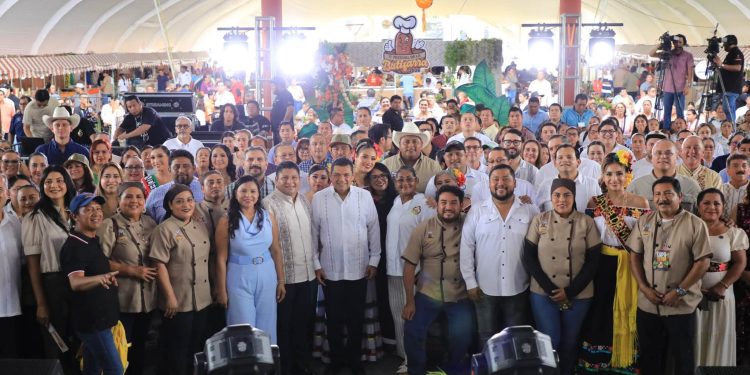 Javier May inaugura la 11.ª edición del Festival de la Butifarra en Jalpa de Méndez