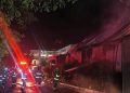 Investiga la FGE posible extorsión tras incendio que destruyó restaurante en la avenida Huayacán de Cancún
