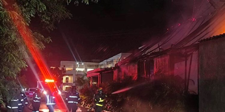 Investiga la FGE posible extorsión tras incendio que destruyó restaurante en la avenida Huayacán de Cancún