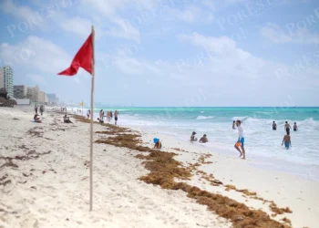 Ondean banderas rojas en playas de Cancún por fuerte oleaje y corrientes marinas