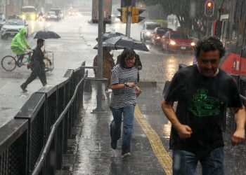 Conagua alerta por lluvias muy fuertes a intensas y fuerte oleaje en Quintana Roo y la península de Yucatán