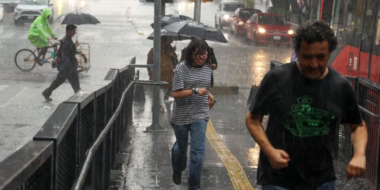 Conagua alerta por lluvias muy fuertes a intensas y fuerte oleaje en Quintana Roo y la península de Yucatán