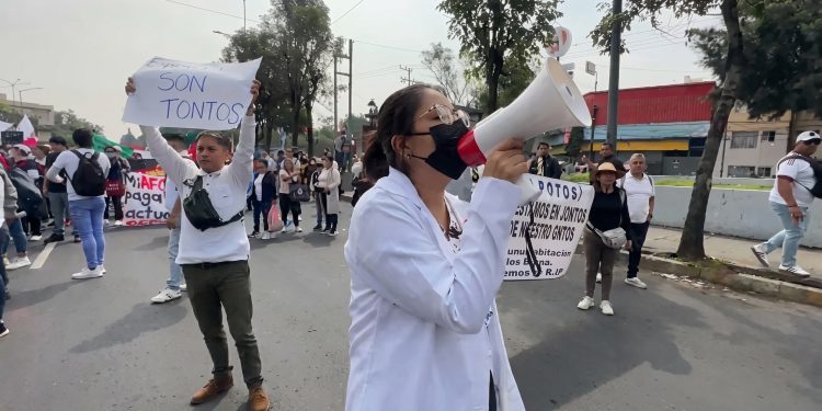 Protesta de trabajadores del IMSS colapsa el Circuito Interior y concluye con la toma parcial de la sede sindical en la CDMX